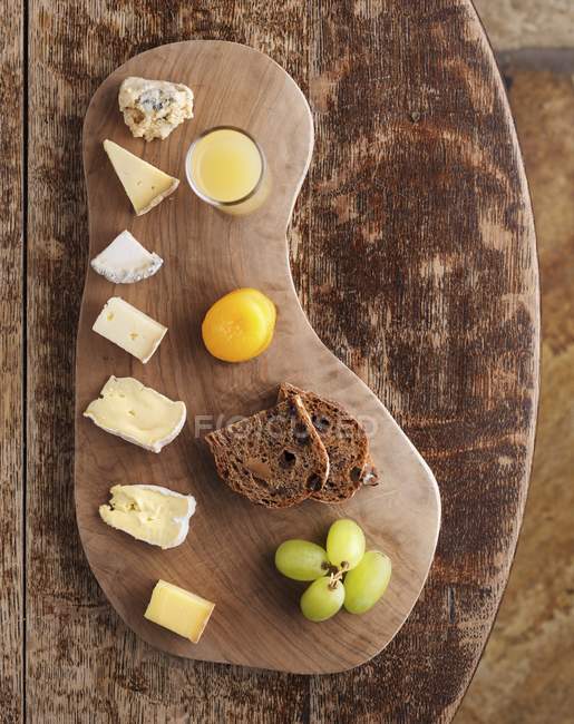 Placa de queijo com pão — Fotografia de Stock
