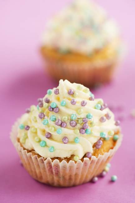 Cupcakes decorados com polvilhas coloridas — Fotografia de Stock