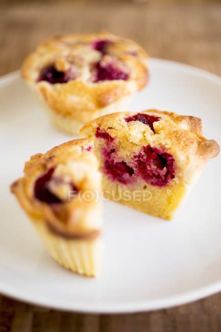 Halved raspberry muffin on plate — Stock Photo
