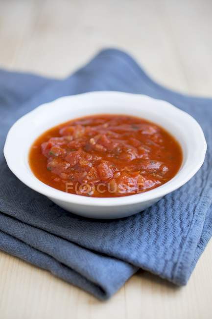 Sopa de tomate con mozzarella y albahaca - foto de stock
