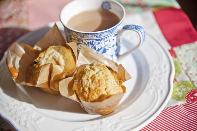 Muffins with cup of tea — Stock Photo