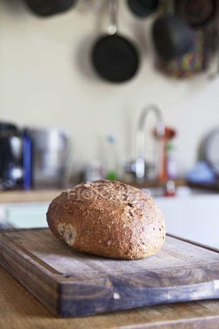 Pagnotta di pane di campagna in cucina — Foto stock