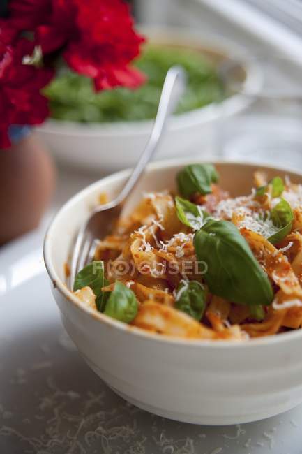Tagliatelle Nudeln mit Tomatensauce — Stockfoto