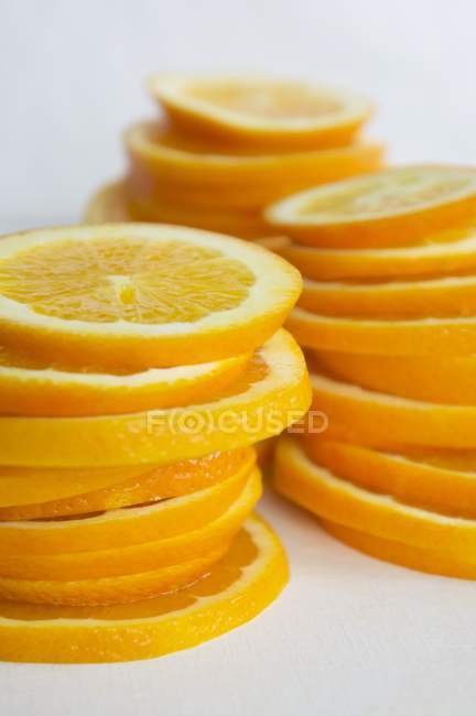 Стопки оранжевых ломтиков — стоковое фото