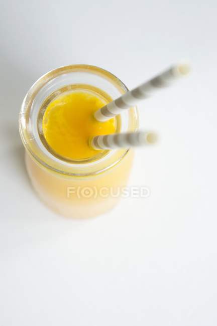 Пляшка апельсинового соку — стокове фото