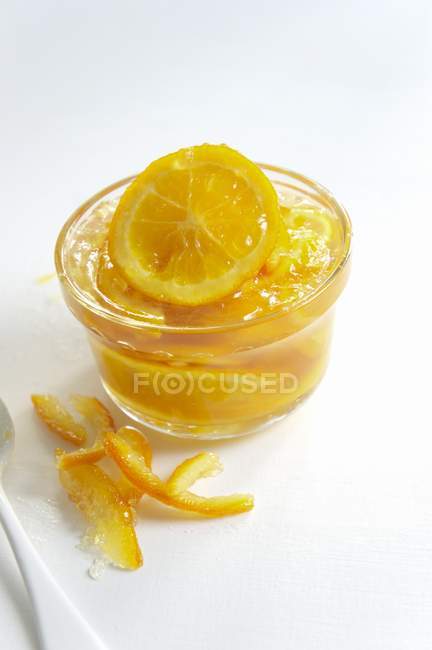 Vista close-up de marmelada com raspas de laranja cristalizadas — Fotografia de Stock