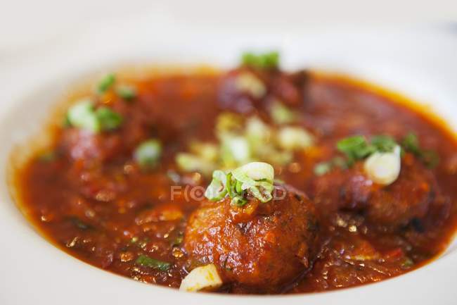Navratna Korma - curry vegetariano refogado na placa branca — Fotografia de Stock