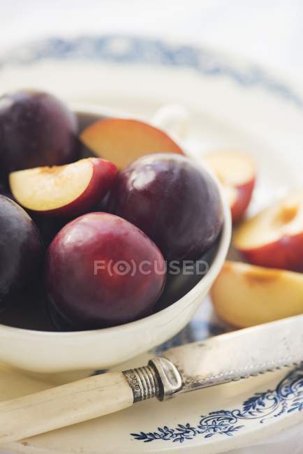 Bowl of ripe plums — Stock Photo