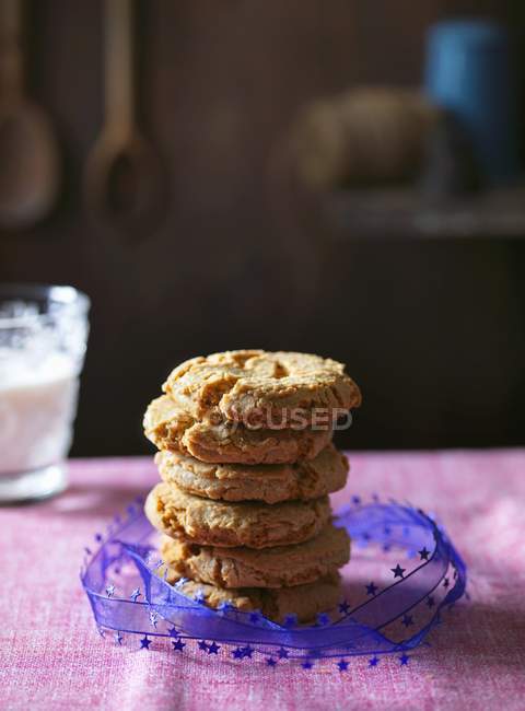 Cookies tied with purple bow — Stock Photo