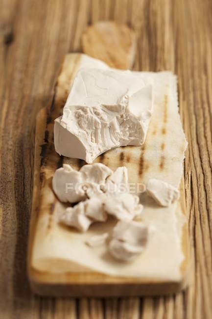Vista close-up de levedura fresca em um pedaço de papel manteiga — Fotografia de Stock