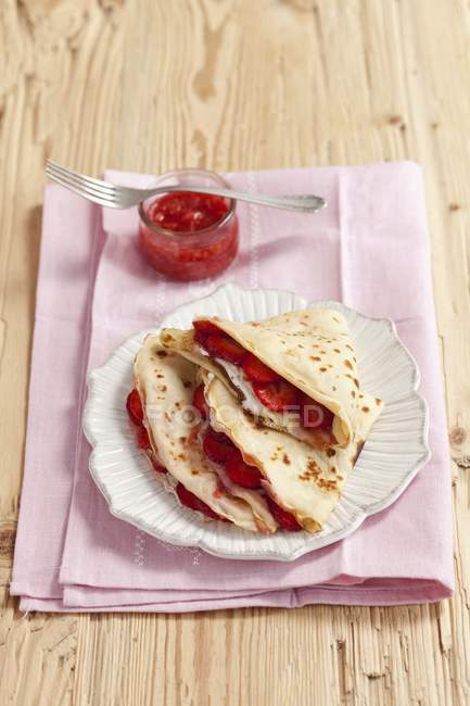 Pancakes with cream cheese and strawberries — Stock Photo