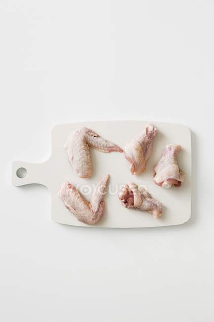 Alitas y patas de pollo crudas - foto de stock