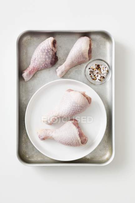 Pilons de poulet crus avec mélange d'épices — Photo de stock