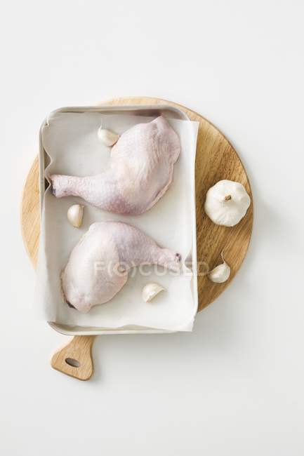 Rohe Hühnerkeulen mit Knoblauch — Stockfoto
