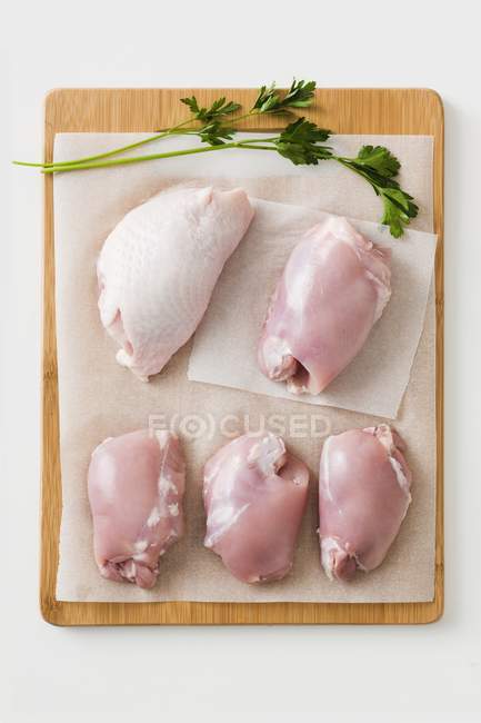 Muslos de pollo deshuesados crudos - foto de stock