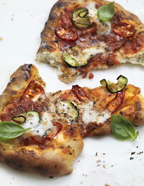 Pizza mit Zucchini und getrockneten Tomaten — Stockfoto