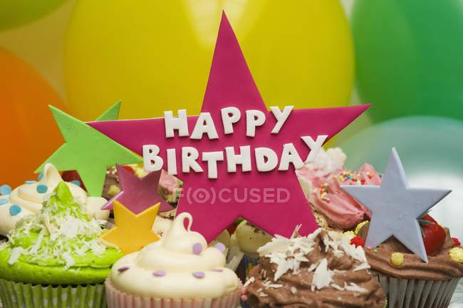 Cupcakes decorados para festa de aniversário — Fotografia de Stock