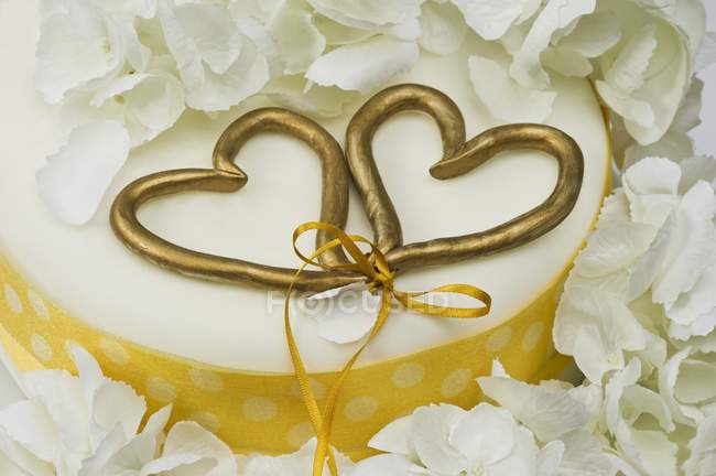 Gâteau de mariage avec deux cœurs d'amour — Photo de stock