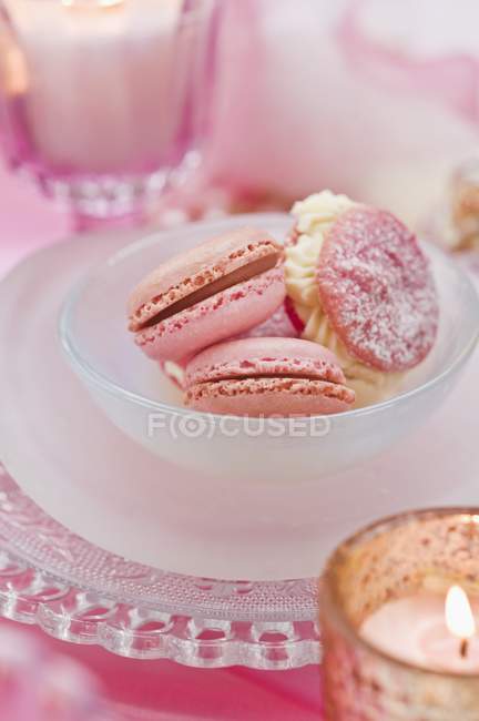 Pink macaroons in bowl — Stock Photo