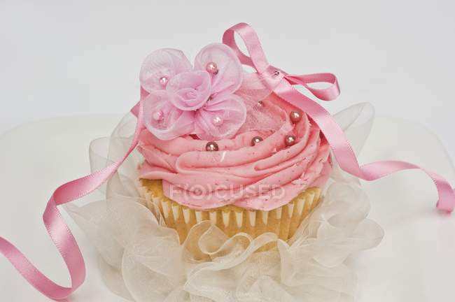 Pink cupcake with chiffon flowers — Stock Photo