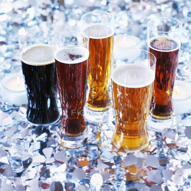 Крупним планом різні келихи пива з підсвічуванням — стокове фото