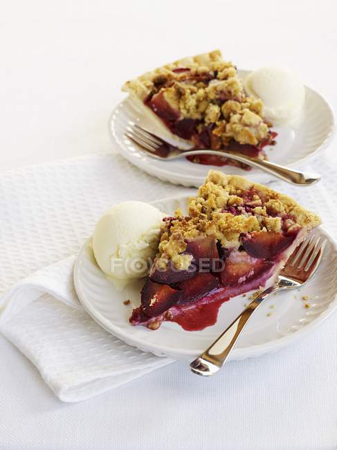 Plum crumble pie with vanilla ice cream — Stock Photo