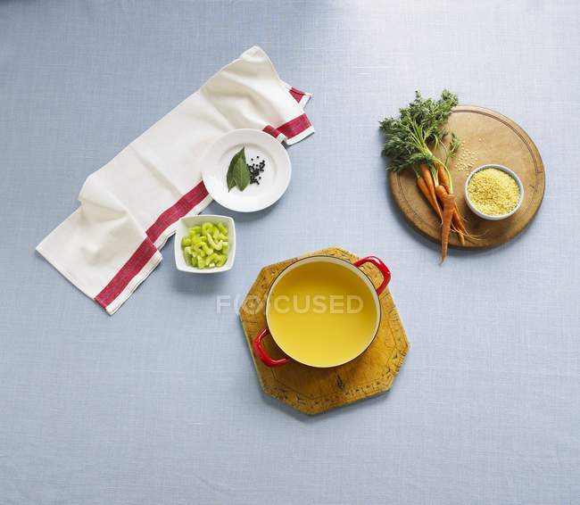 Zuppa di pollo con vari ingredienti sulla superficie grigio chiaro — Foto stock