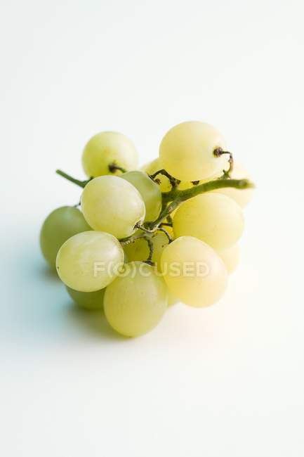 Пучок зеленого винограда — стоковое фото