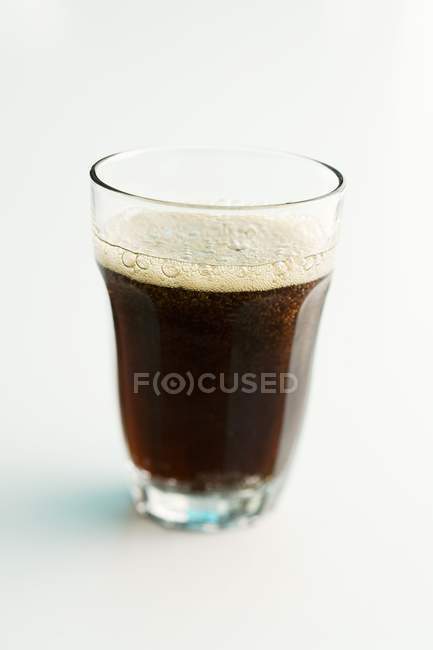 Pint Glas dunkles Bier — Stockfoto