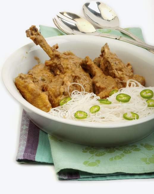 Curry di pollo con tagliatelle — Foto stock