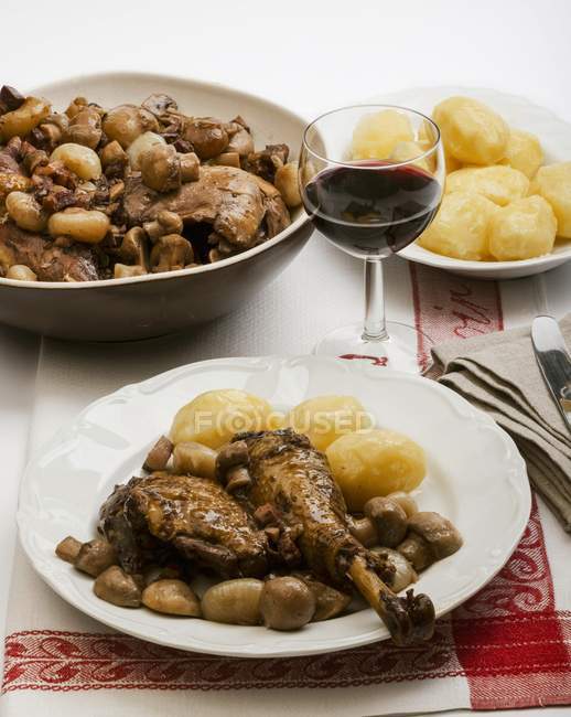 Вид крупним планом на Coq au vin з грибами та картоплею — стокове фото