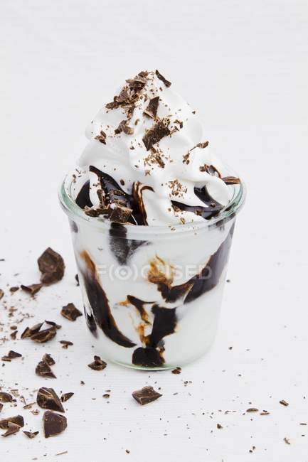 Gefrorener Joghurt mit Schokoladensauce — Stockfoto