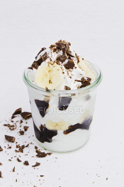 Yogur helado con plátano - foto de stock