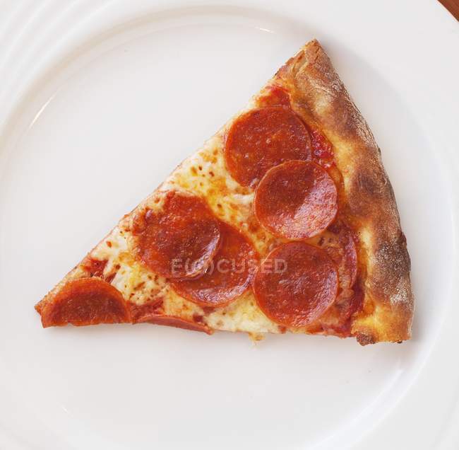 Кусочек пиццы Пепперони — стоковое фото
