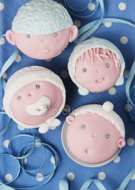 Cupcakes mit Babygesichtern dekoriert — Stockfoto