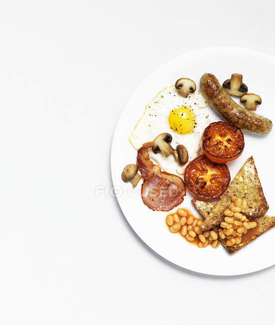 Вид сверху английского завтрака на тарелку — стоковое фото