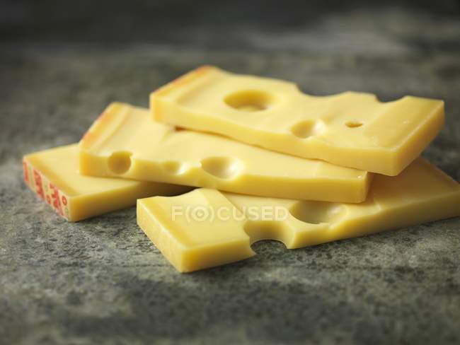 Tranches de fromage Emmentaler — Photo de stock