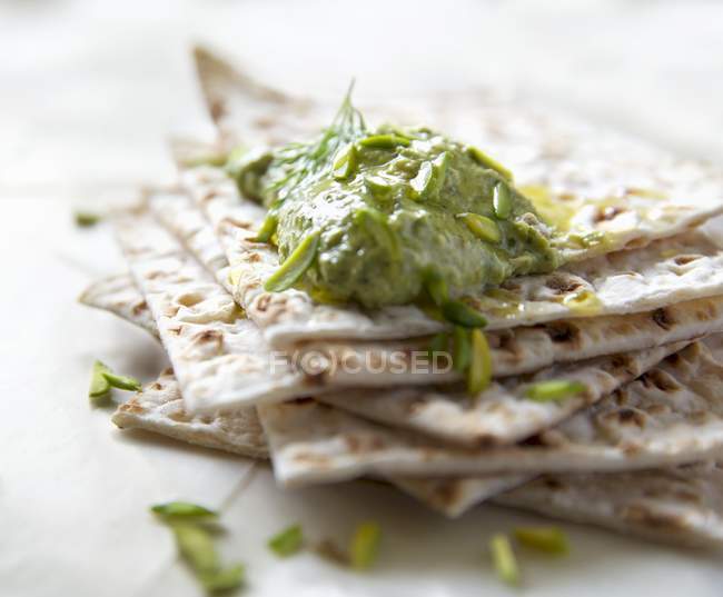 Crackers avec trempette pistache — Photo de stock