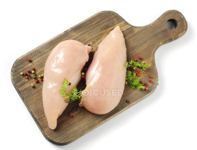 Peitos de frango crus — Fotografia de Stock