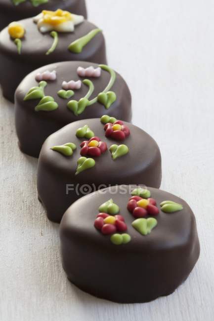 Pralinés de chocolate com decorações — Fotografia de Stock