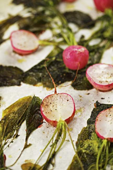 Oven-roasted radishes on tray with blurred background — Stock Photo