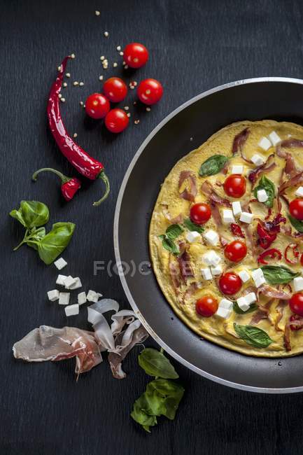 Breakfast omelette with tomatoes — Stock Photo