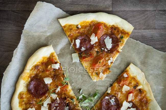 Pizza de pepperoni con parmesano rallado - foto de stock