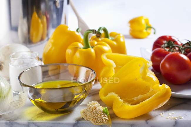 Aceite de oliva con pimientos y tomates - foto de stock