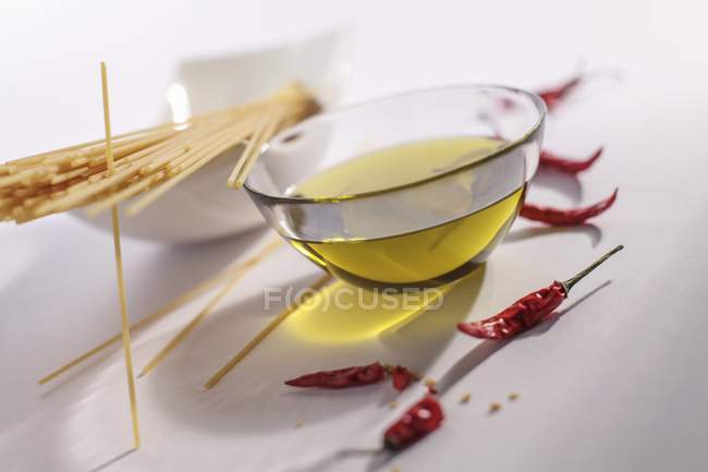 Сушеные спагетти и оливковое масло — стоковое фото