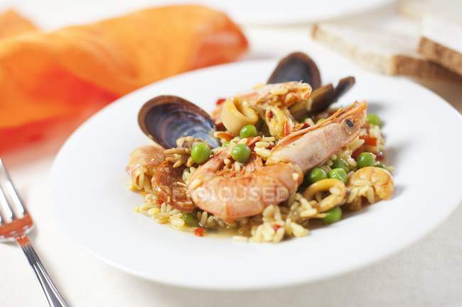 Prato de arroz Paella com camarões — Fotografia de Stock