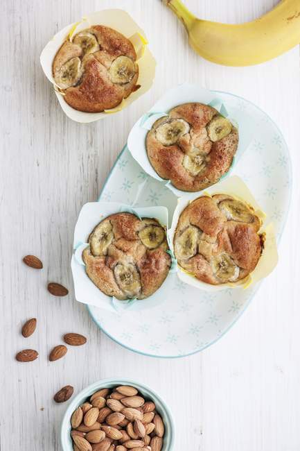 Bananen-Muffins mit gerösteten Mandeln — Stockfoto