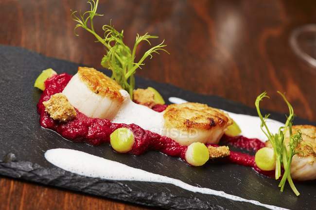 Closeup view of Scallops on beetroot cream with apple pearls and nut crumble — Stock Photo