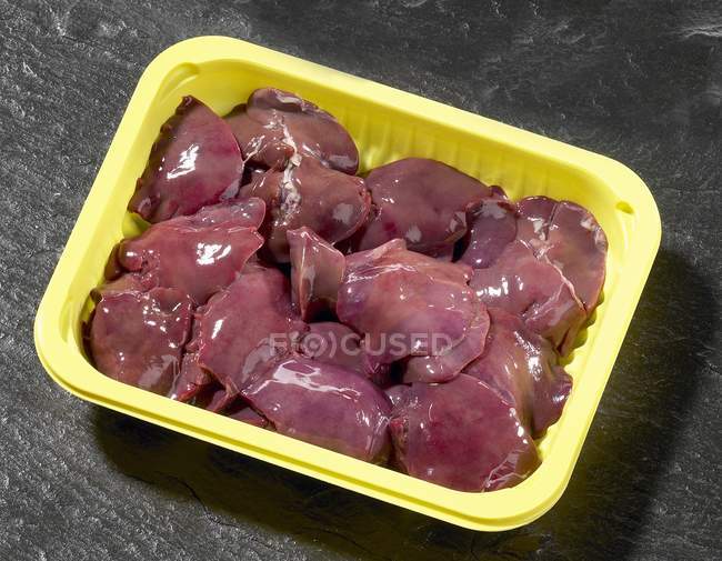 Fegati di pollo in recipiente di plastica — Foto stock