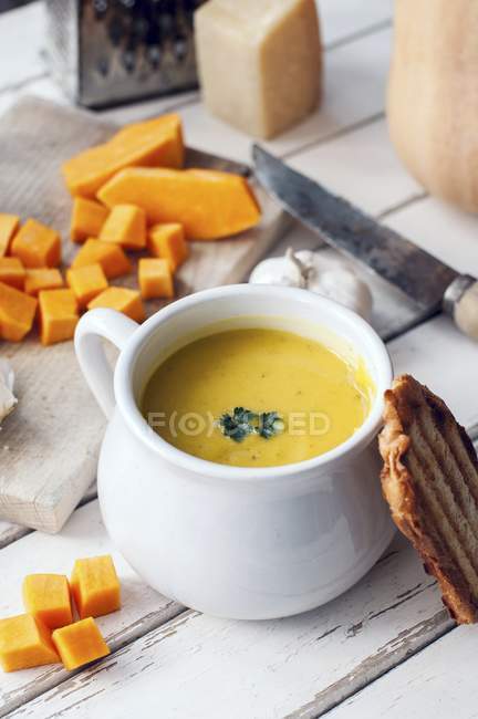 Суп из сквоша с орехом и жареным хлебом — стоковое фото